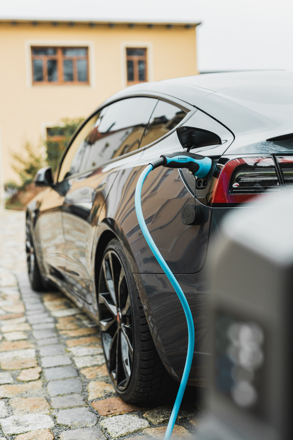 E-Auto an der Ladestation vor dem Haus