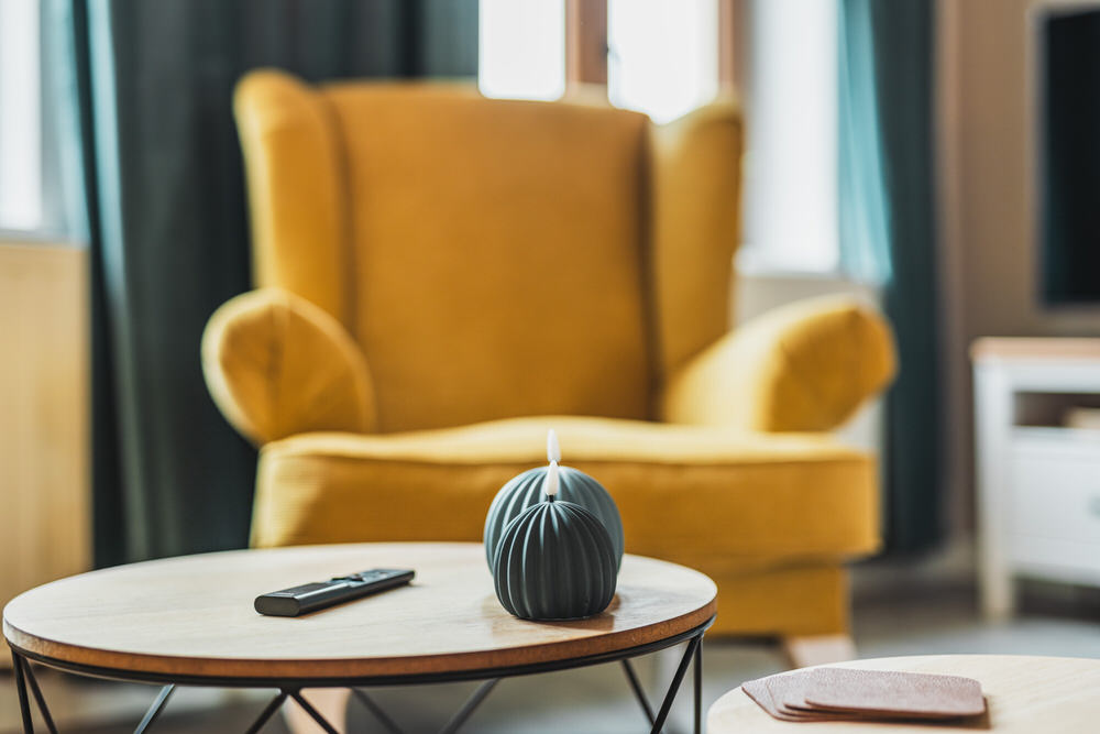 Sessel mit Kerzenlicht am Couchtisch