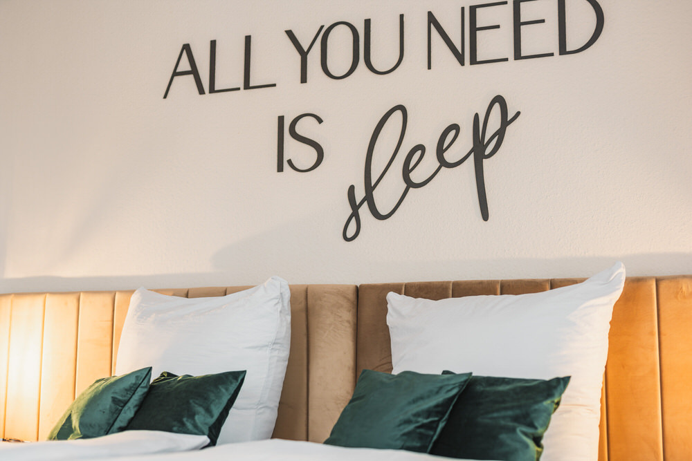 Schlafzimmer mit „All you need is sleep“ Wanddeko
