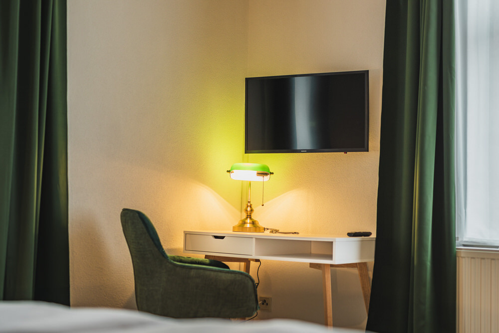 Arbeitsplatz mit Schreibtischlampe – ideal für Geschäftsreisende