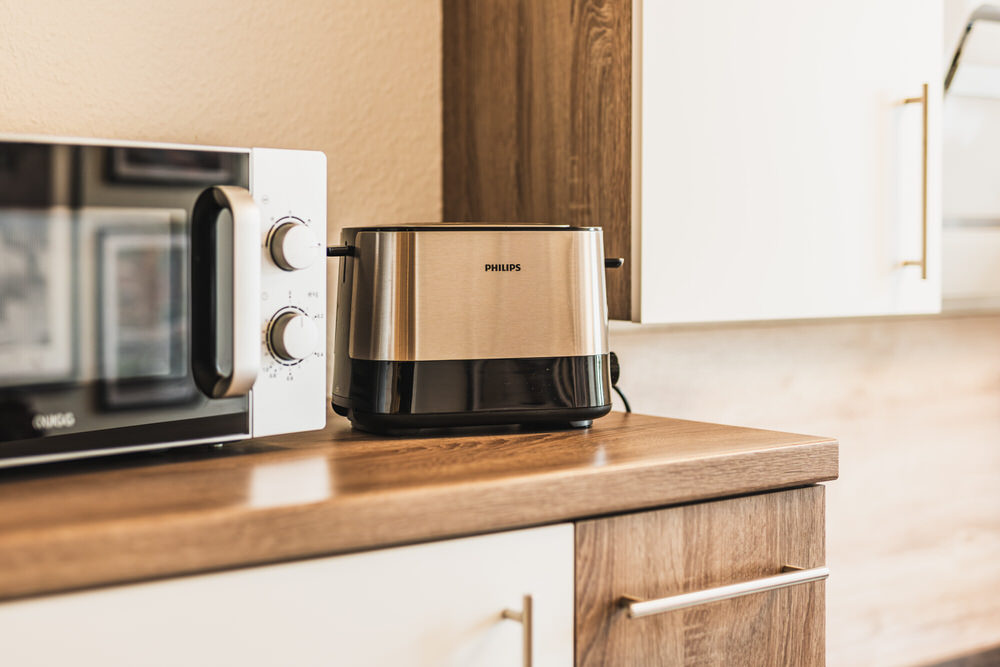 Küchenarbeitsplatte mit Mikrowelle und Toaster