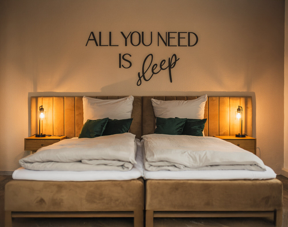 Doppelbett mit Nachttischleuchten im Schlafzimmer