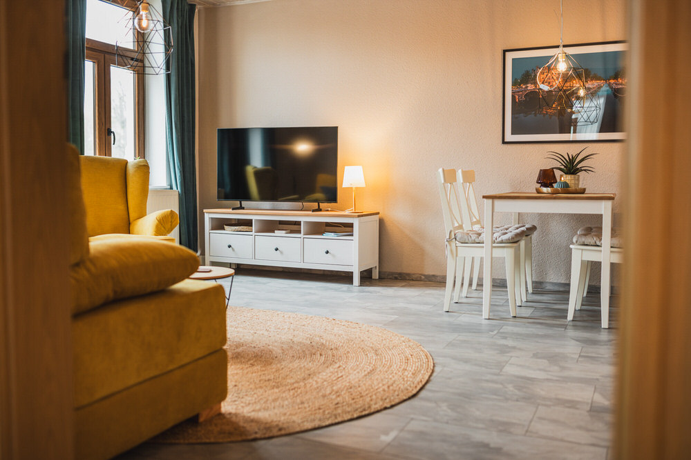 Wohnbereich mit Smart-TV und rundem Teppich