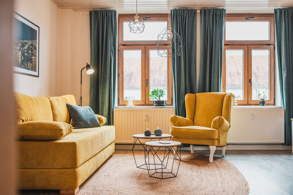 Wohnzimmer der Ferienwohnung Casalotti mit Sofa, Sessel und Esstisch
