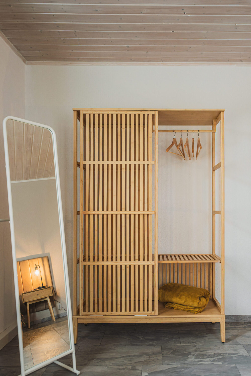 Kleiderschrank und Spiegel