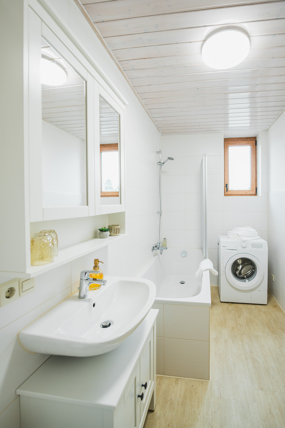 Badezimmer mit Badewanne und Waschmaschine
