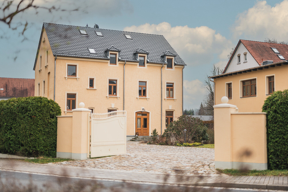 Das Haus der Ferienwohnung Casalotti mit Zufahrt und Garten
