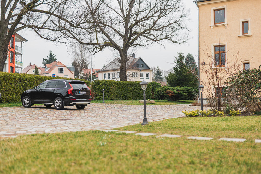 Außenbereich mit Parkplatz und Garten