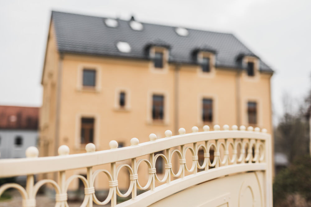 Haus der Ferienwohnung Casalotti mit schmiedeeisernem Balkongeländer